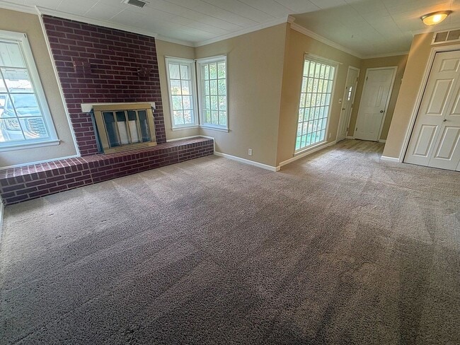 Building Photo - One level 3 bedroom, 2 bath with Garage