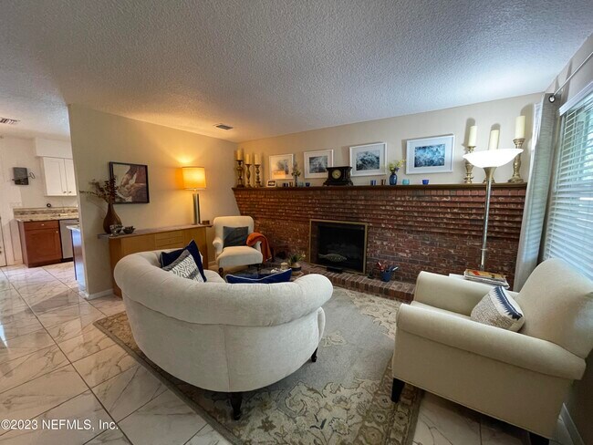 Building Photo - 425 Gerona Rd