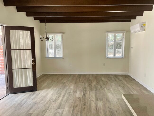 Building Photo - 6914 N Vista St