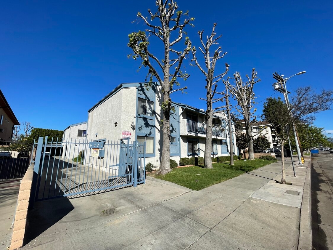 Building Photo - 6925 Woodman Ave