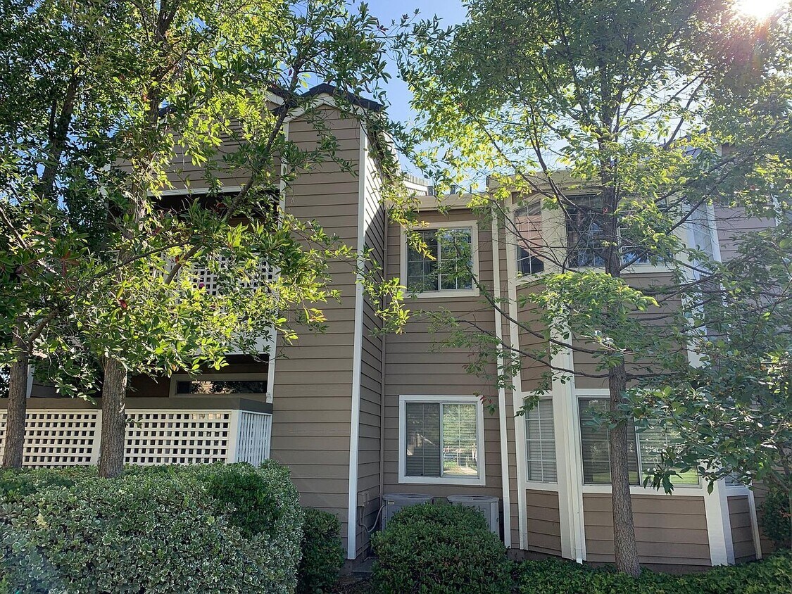 Foto principal - 935 Lake Tahoe Ct