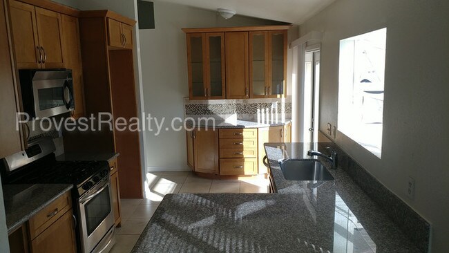Building Photo - Commuter Close 4 Bed, 2 Bath Hesperia Home!!
