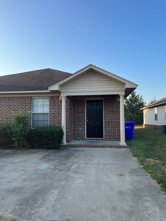 Building Photo - 2225 Rosemary Dr
