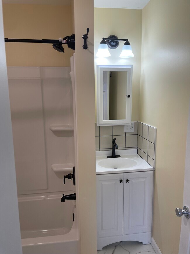 Foto del edificio - 1574 Montgomery Ave