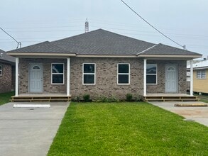 Building Photo - 5125 Oak Dr