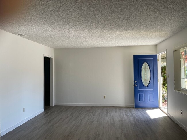Building Photo - Refreshed 3 bed/1 bath Foothills Farms Home