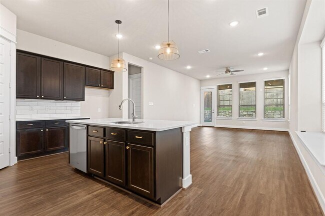 Foto del edificio - 5323 Wyatt James Ln