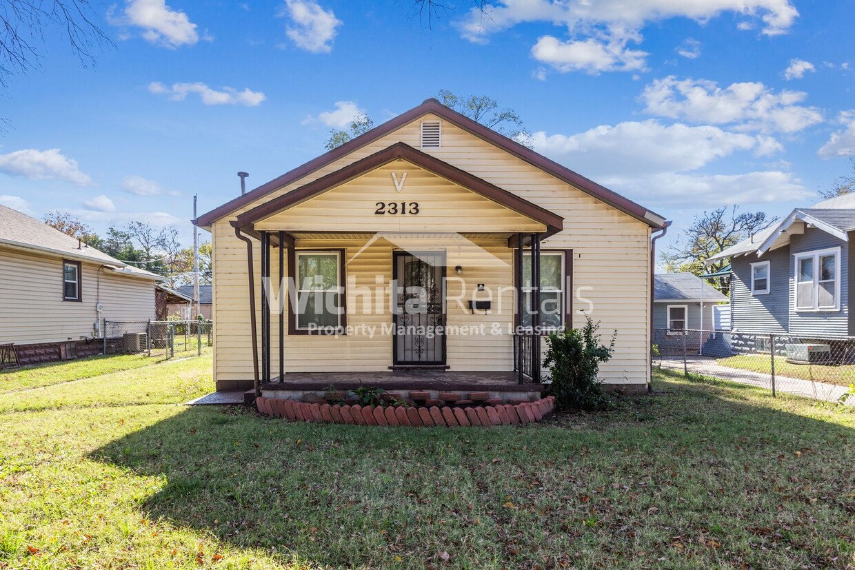 Foto principal - 3 bedroom 1 bath in the Delano District!