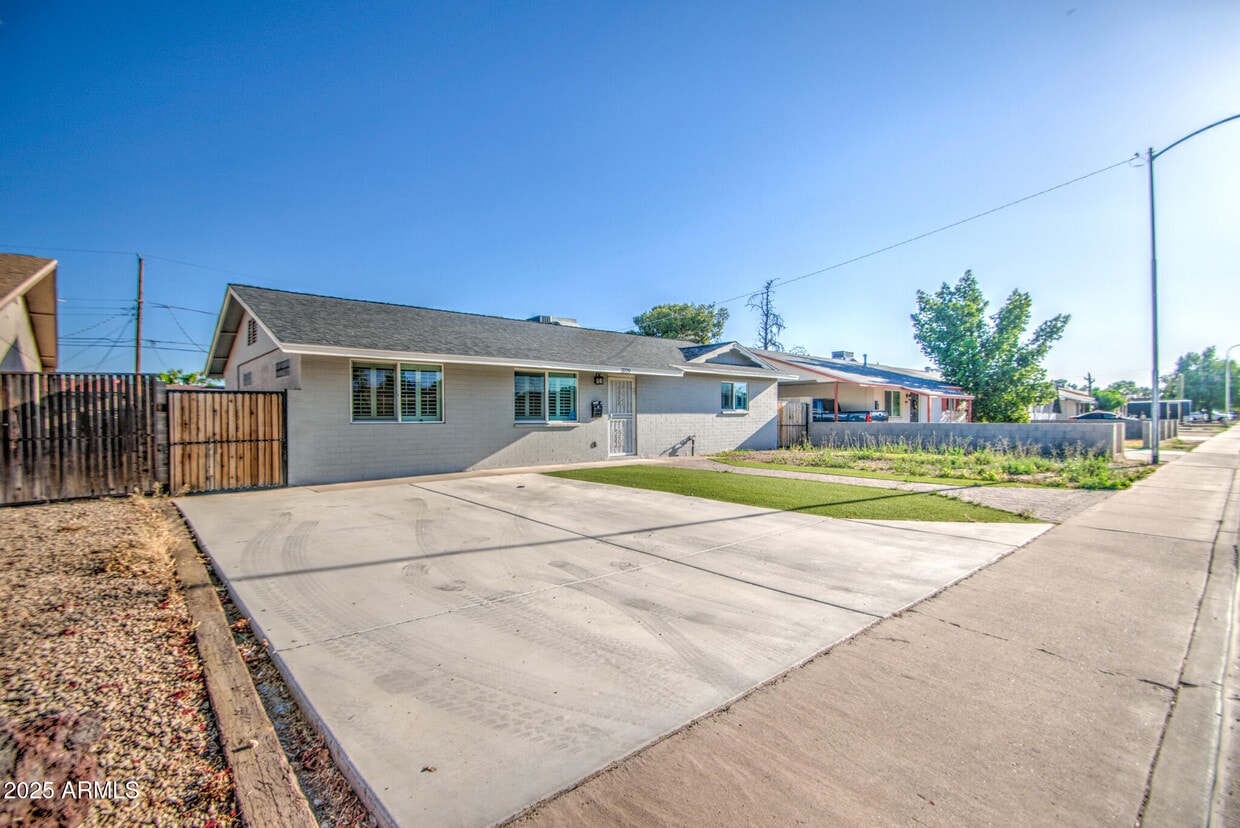 Primary Photo - 3729 W Butler Dr