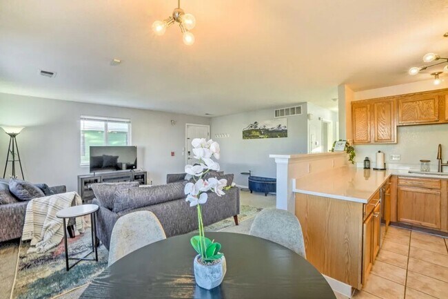 Foto del edificio - Charming 2BR Condo in Englewood, Pets OK, ...