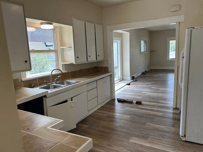 Building Photo - 3 Bed 1 Bath Home With Fresh Updates!!!