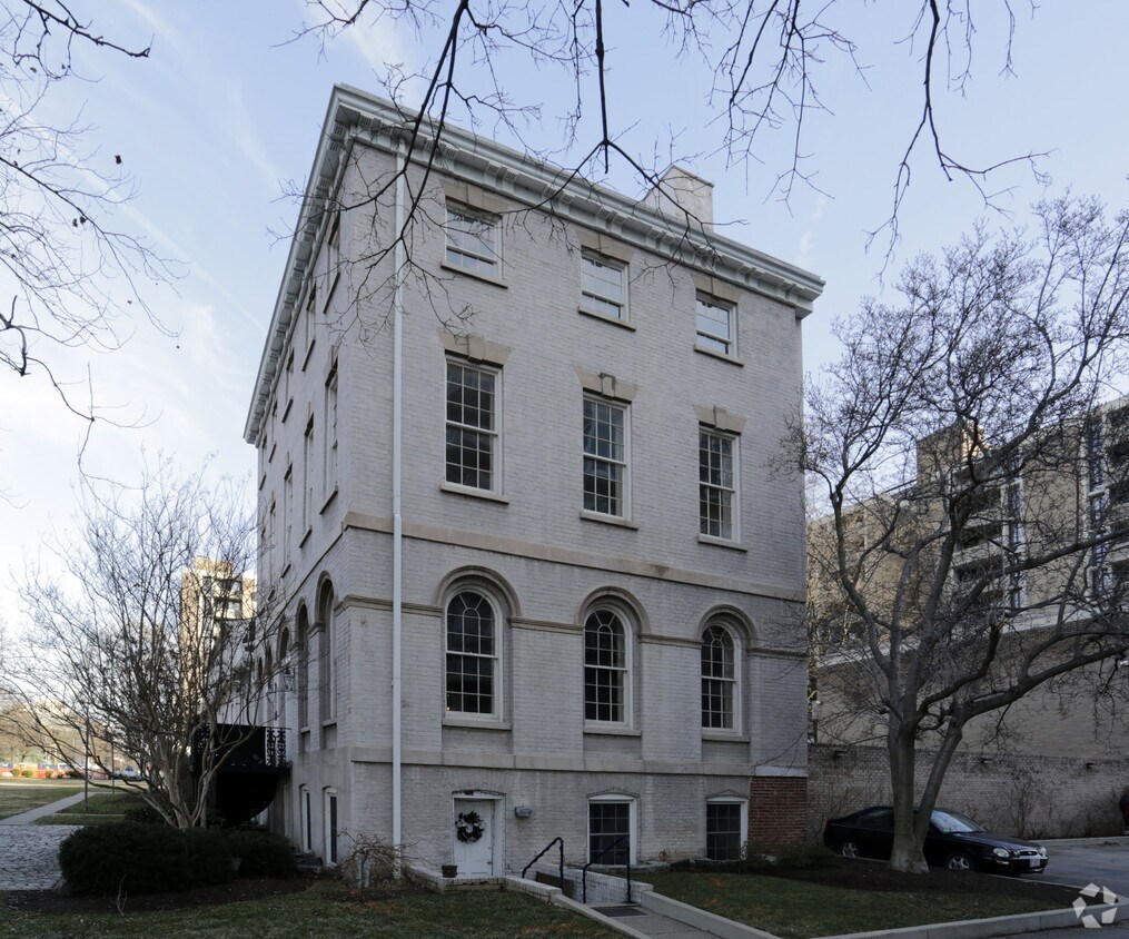 Tiber Island Apartments in Washington, DC