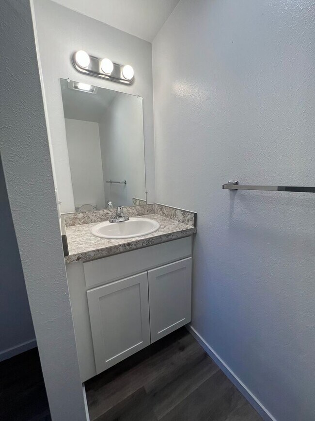 Building Photo - 2 Bedroom 1.5 Bathroom Apartment - Close t...