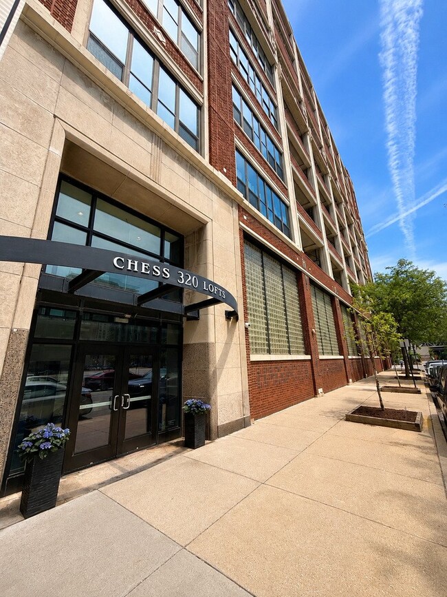 Building Photo - 320 E 21st St
