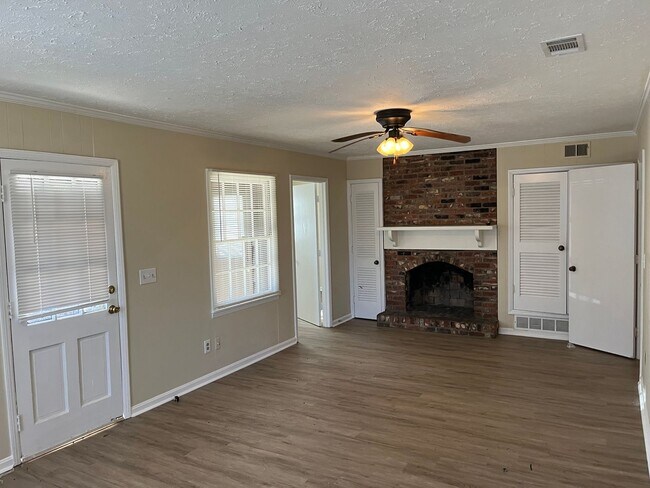 Foto del edificio - **ON HOLD**3 bedroom / 2 bathroom Home for...