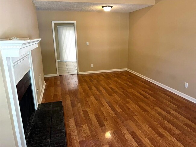 Foto del edificio - 8019 Woodlake Dr