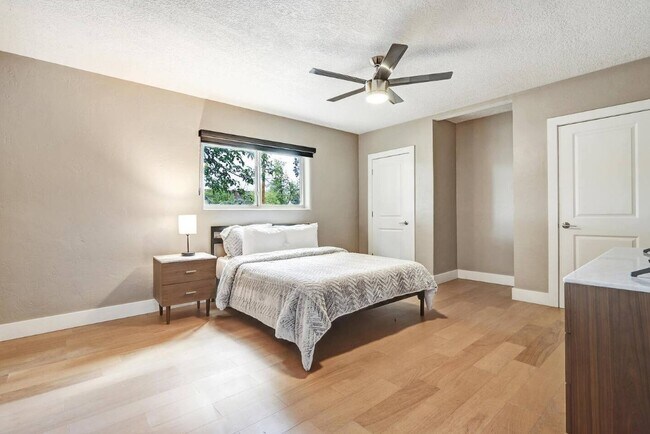 Building Photo - 1504 Los Arboles Ave NW