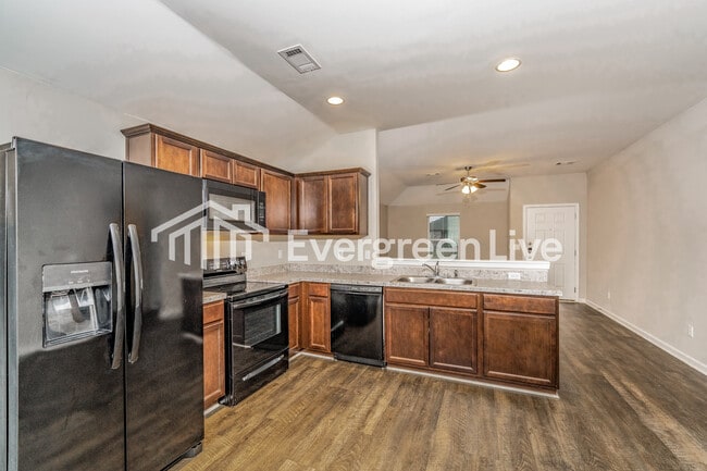 Building Photo - 16366 Creek Dr