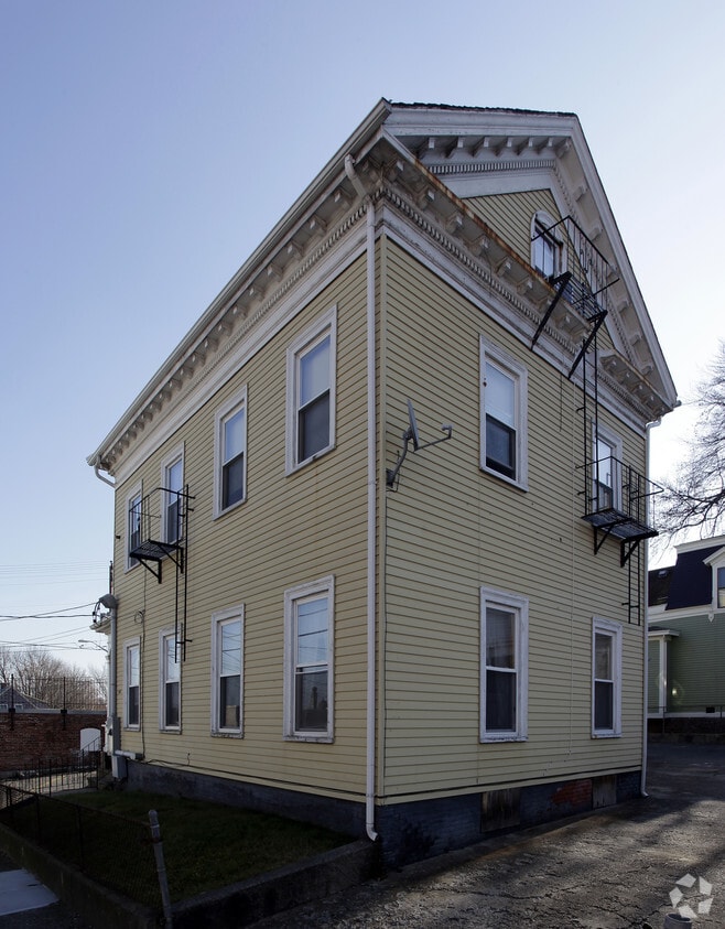 Building Photo - 144 Central St