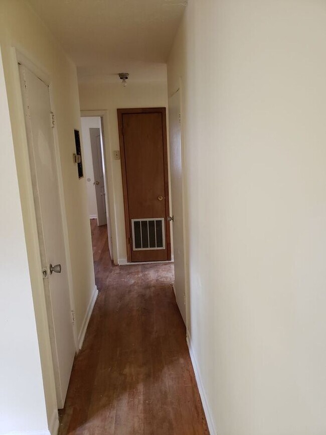 Building Photo - 3bedrooms 1 Bath Single Family Home In Spe...