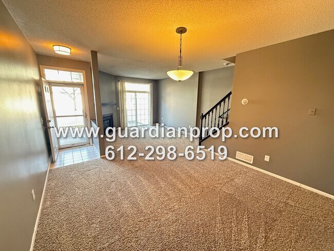Foto del edificio - Woodbury Townhouse Available September  1, Open Floor Plan, Loft Area, Fireplace, Updated Kitchen...
