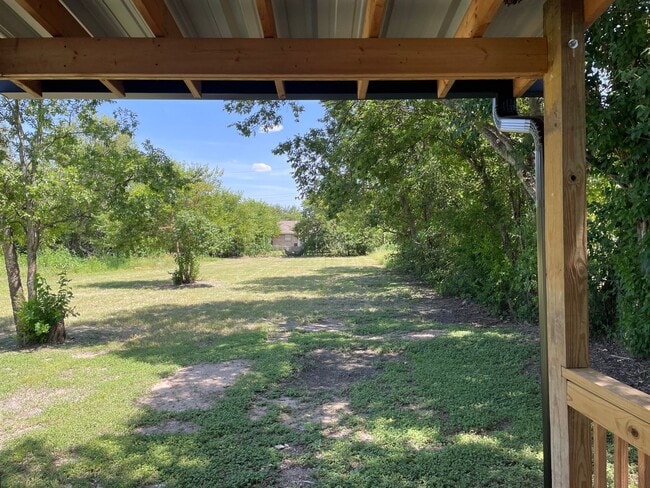 Building Photo - Available Now! Fully Renovated 2 Bed, 1 Ba...