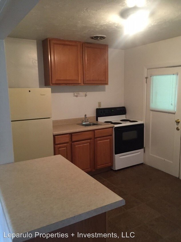 Building Photo - 2 br, 1 bath Room For Rent - 1320 Hancock St.