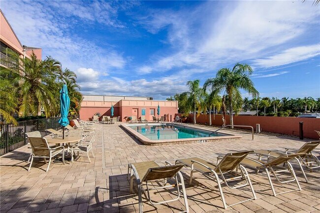 Building Photo - 3160 Matecumbe Key Rd