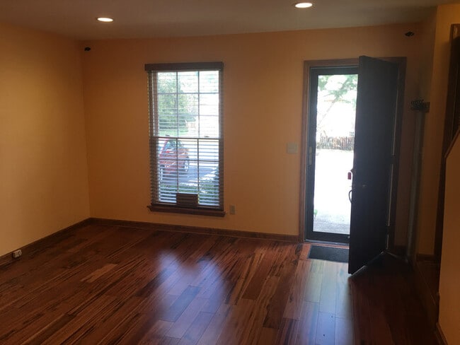 Building Photo - Hermitage Townhouse Condo