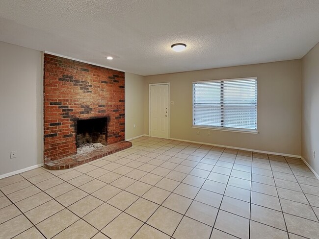 Building Photo - 934 Southmoor Dr