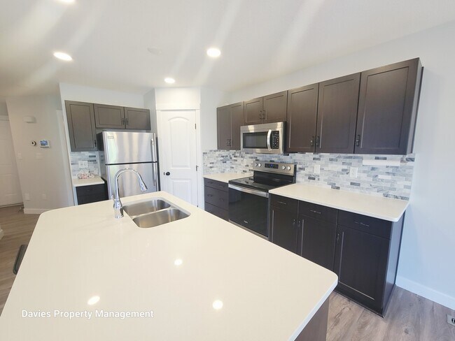 Photo du bâtiment - 17348-17348 8 Ave SW
