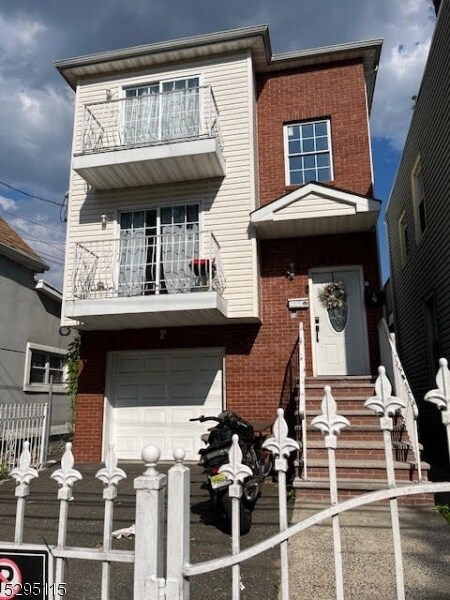 Primary Photo - 271 Lake St