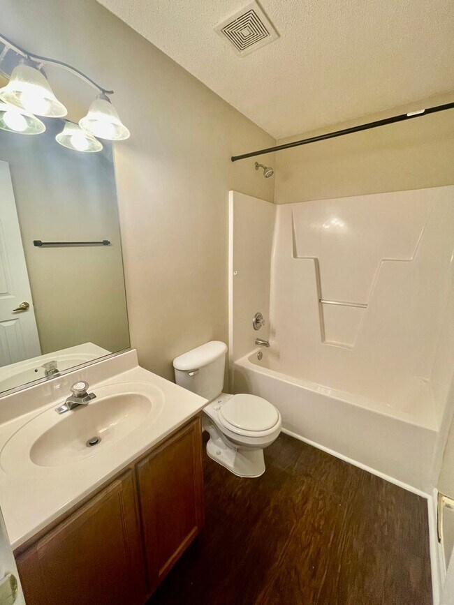 Foto del edificio - Must see this Adorable 3 bedroom 2 bath 2 garage home . Located in the Reedy Creek Plantation