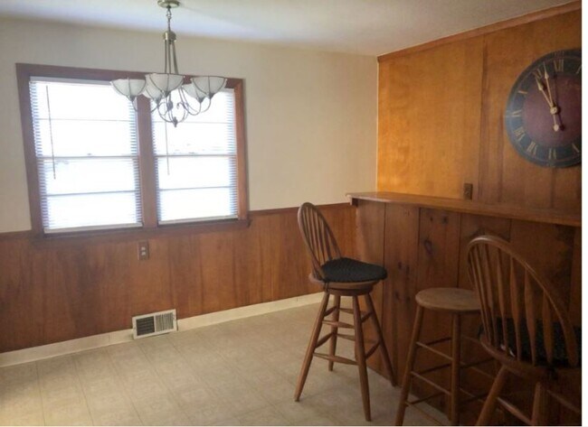 Kitchen Breakfast Bar - 175 Crescent St