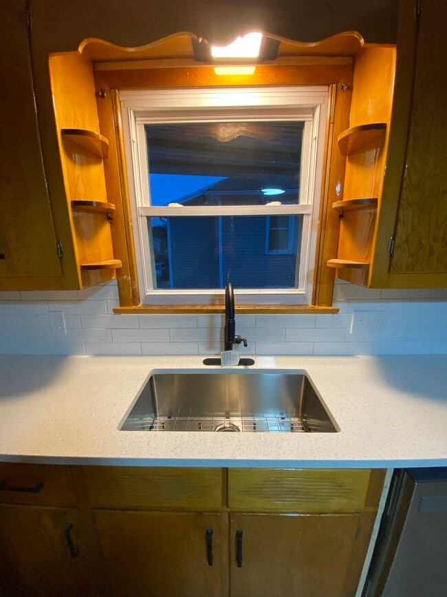 Building Photo - 99 Lyons St