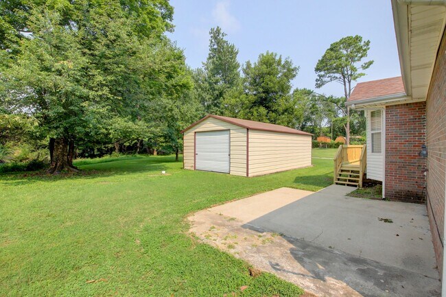 Building Photo - Updated 3bed 2 bath in St B with SEPARATE WORKSHOP around back.