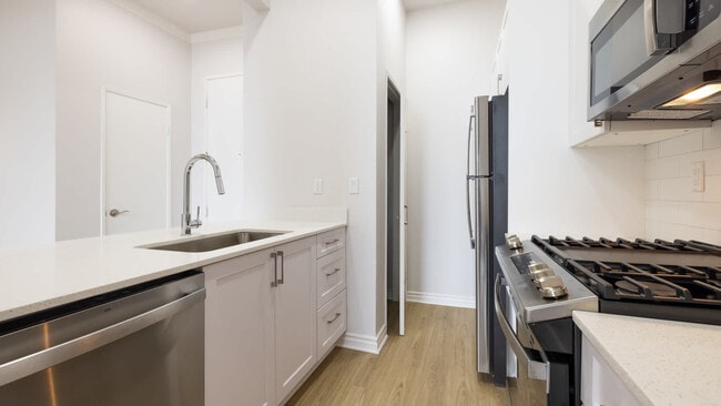 Cocina con electrodomésticos de acero inoxidable - Arlo Woodland Hills