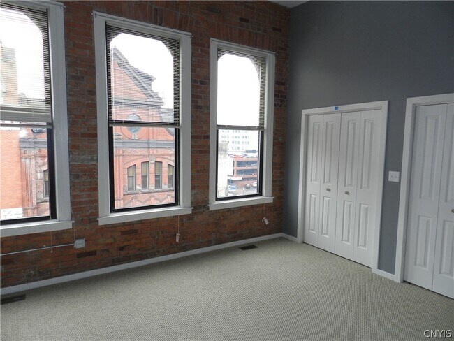 Foto del edificio - 317 S Clinton St