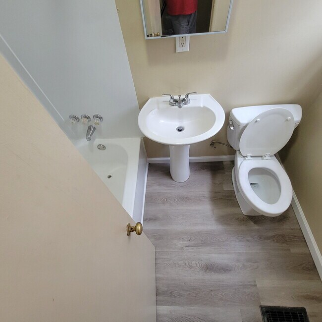 Building Photo - Eastside 3 Bedroom