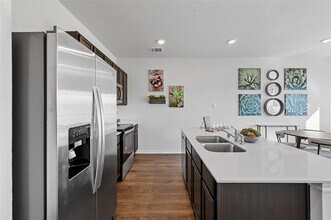 Building Photo - 6922 Vining Dr