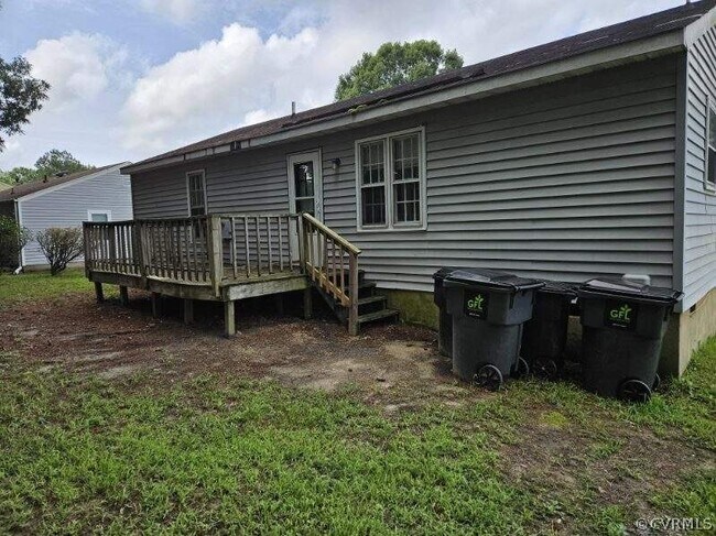 Building Photo - 15609 Silvertree Ln