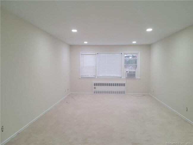 Foto del edificio - 256 Glenbrook Rd