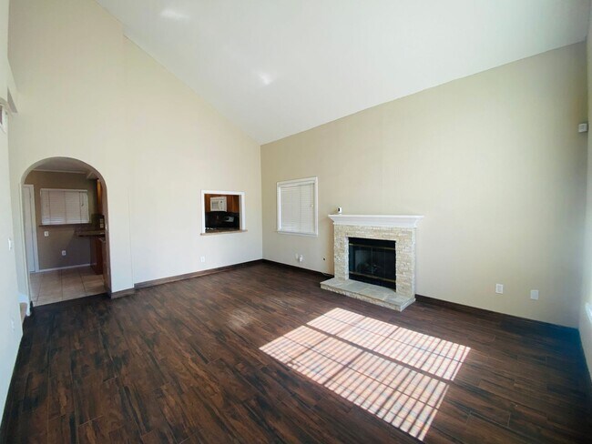 Building Photo - Stunning 4 Bedroom 3 Bathroom Home in Esco...
