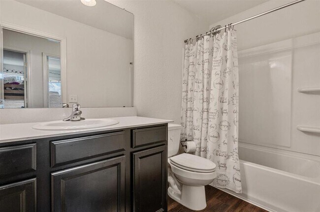 Foto del edificio - 2056 Spindletree Ln