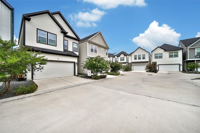 Building Photo - 6727 Parker Oaks Ln
