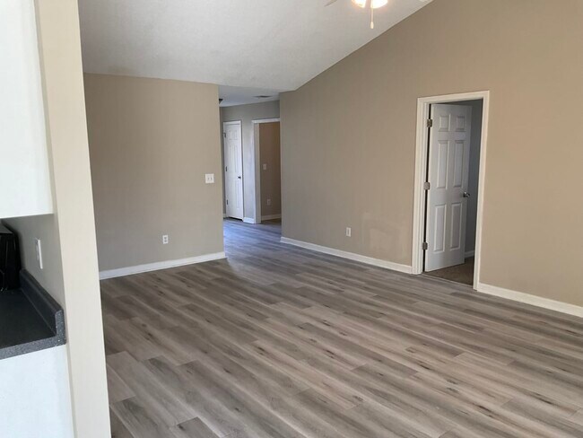 Building Photo - 304 Kellys Walk