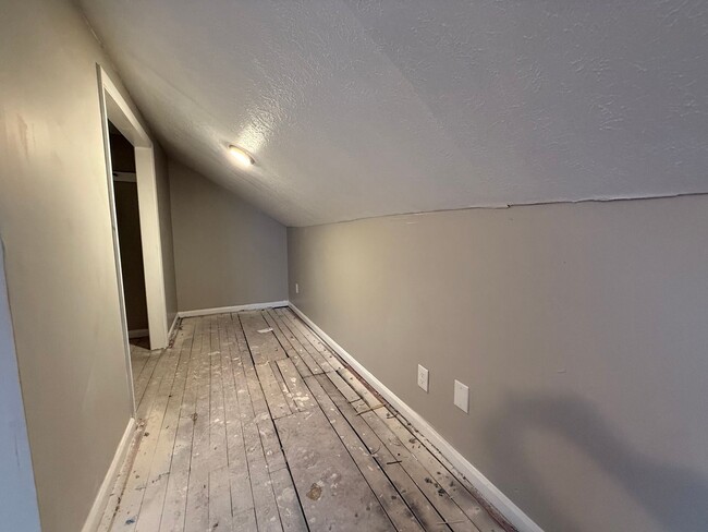 Building Photo - 3 BED 1 BATH SINGLE FAMILY HOME IN THE LEE...