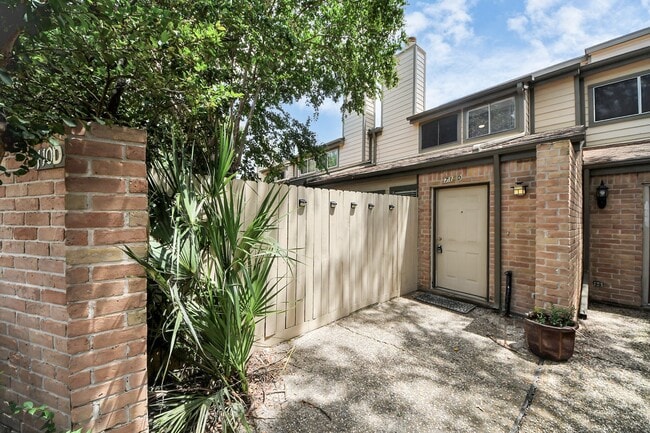 Building Photo - 710 Country Pl Dr