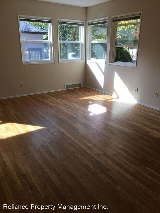 Foto del edificio - 3338-3378 SE Waverleigh Blvd