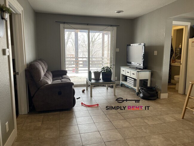 Foto del edificio - 3 Bedroom With Off-Street Parking Near Campus